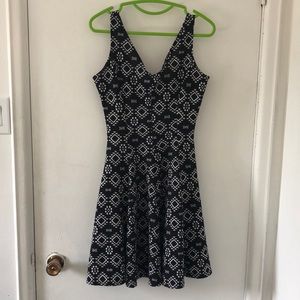 Short stretchy black and white dress
